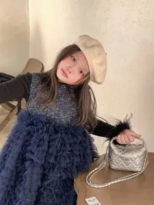 Gros plan sur un sac à bandoulière matelassé argenté pour enfants avec finition métallique chic