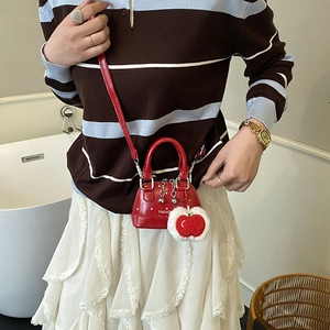 Mini sac coquille rouge à pois pour enfants avec pendentif cerise et bandoulière