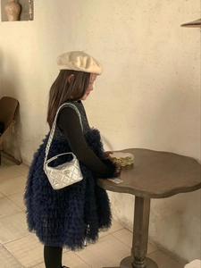 Sac argenté matelassé pour enfant avec robe en tulle bleu marine et béret élégant