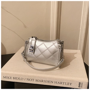 Detail der silbernen Steppung und Metallschnalle dieser Mini-Handtasche für Mädchen