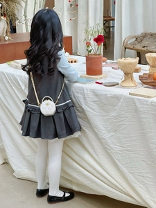 Nahaufnahme der weißen gesteppten Mini-Rundtasche mit goldener Kette für Kinder