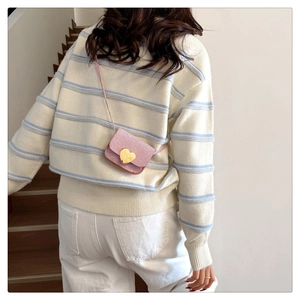 Mini sac rose pailleté pour fille avec boucle en cœur dorée porté en bandoulière