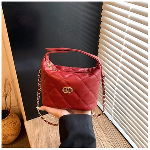 Détail du sac bandoulière rouge matelassé pour enfant avec chaîne dorée et anneau métal