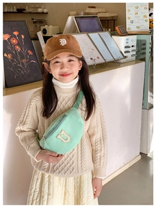 Détail du sac banane enfant vert menthe avec un patch lettre U texturé devant