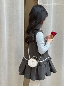 Detailansicht der weißen gesteppten runden Kindertasche mit goldener Kette