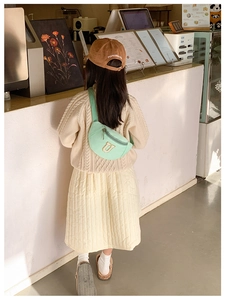 Détail du sac banane enfant vert menthe avec écusson lettre U en peluche et bandoulière