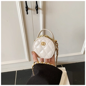 Detailansicht einer weißen gesteppten Mini-Umhängetasche mit goldenem Logo-Verschluss