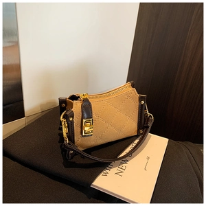Detail der khakifarbenen Mini-Tasche mit Steppmuster und Vintage-Metallschloss