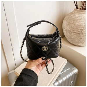 Détail du sac bandoulière matelassé pour enfant avec boucle dorée et chaîne