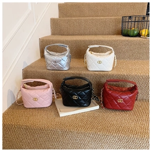 Détails de sacs matelassés en similicuir avec bandoulières en chaîne de diverses couleurs