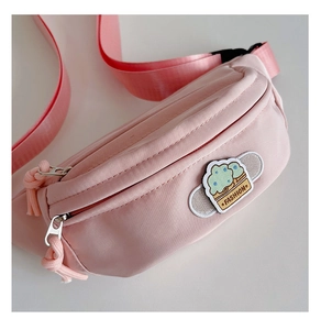 Vue détaillée du sac banane rose en nylon avec un écusson brodé glace et fermeture éclair