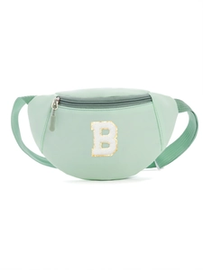 Détail de la sacoche enfant en nylon vert menthe avec lettre B brodée en éponge