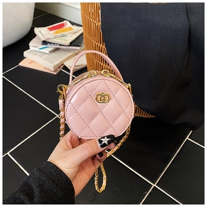 Detailansicht der pinkfarbenen gesteppten Mini-Tasche mit goldener Kette