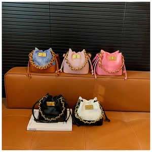 Détails de cinq mini sacs seaux colorés avec des bandoulières en chaîne dorée