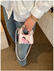 Dettaglio mini borsa rosa trapuntata con ricamo pony e finitura in PU lucido