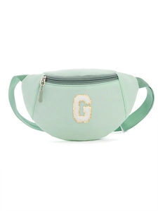 Détail du sac banane enfant en nylon vert menthe avec écusson lettre G et paillettes dorées