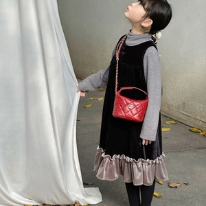 Ensemble robe en velours fille avec haut en tricot gris et sac matelassé rouge
