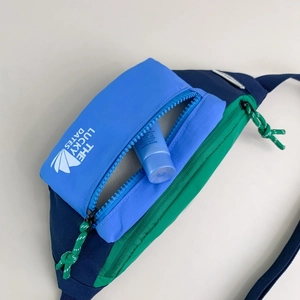 Détail de la capacité intérieure du sac de poitrine en nylon contrasté pour enfants