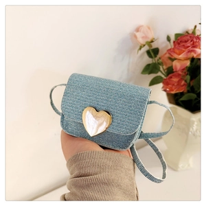 Détail du mini sac bleu brillant pour filles avec boucle coeur dorée et bandoulière