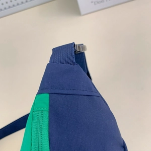 Détail du sac de poitrine pour enfants en nylon ripstop bicolore bleu et vert avec boucle