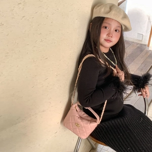 Petit sac à bandoulière matelassé rose pour enfants avec une élégante chaîne dorée