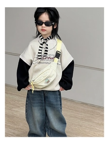 Sac de poitrine pour enfants en toile beige avec écusson dinosaure et sangle réglable