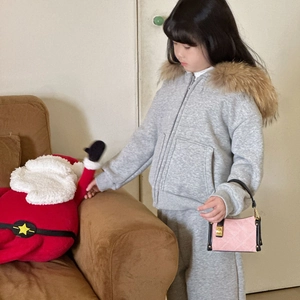 Rosa gesteppte Kindertasche mit Goldverschluss und grauer Kapuzen-Winteranzug für Mädchen