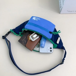 Vue détaillée du sac banane enfant coloré montrant sa grande capacité de rangement