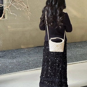 Sac à bandoulière matelassé crème pour enfants avec chaîne dorée et détail de logo en métal