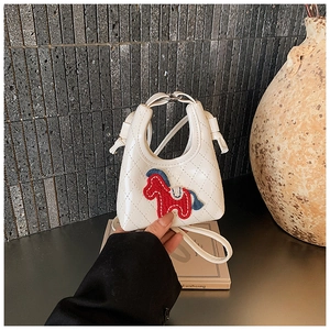 Dettaglio mini borsa bianca in pelle verniciata trapuntata con patch a pony colorata