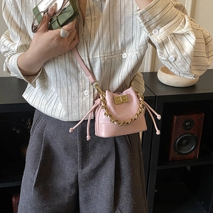 Mini sac seau matelassé rose de style coréen avec chaîne dorée et détails de cordon