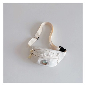 Détail du sac de poitrine en nylon crème pour enfant avec bandoulière ajustable