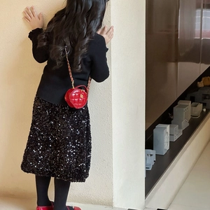 Rote gesteppte Rundtasche aus Leder mit Goldkette für festliche Kleinkinder-Outfits