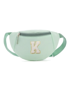Détail de la banane enfant vert menthe avec broderie lettre K en peluche et liseré doré