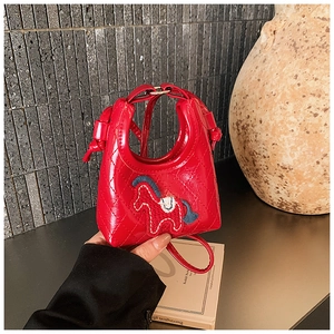 Dettaglio mini borsa trapuntata rossa con toppa a forma di cavallo e finiture in metallo