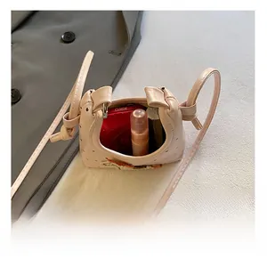 Vista dettagliata della capacità interna della mini borsa rosa con ricamo gatto