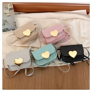 Détail de mini sacs à main scintillants en cinq couleurs avec grands fermoirs en cœur doré