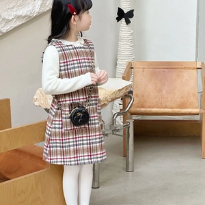 Kleinkinder Karo-Westenkleid Set mit weißem Rüschenhemd und gesteppter Mini-Tasche