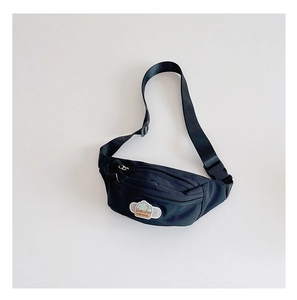 Détail du sac de poitrine enfant en nylon noir avec sangle et patch arbre fashion