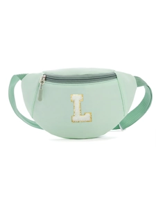 Détail du sac banane en nylon vert menthe avec patch lettre L et sequins dorés