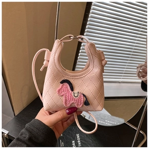 Dettaglio mini borsa rosa in pelle PU trapuntata con ricamo a cavallo e manico robusto