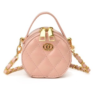 Rosa gesteppte runde Mini-Umhängetasche mit goldener Kette und metallischem Logo