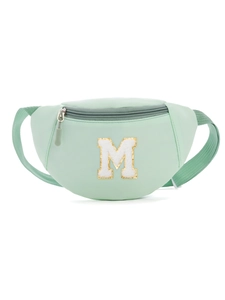 Détail du sac banane enfant vert menthe avec une grande lettre M brodée en serviette
