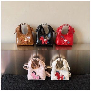 Mini sacs bandoulière avec broderie cheval et matelassage en cinq coloris assortis