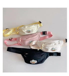 Vue détaillée de sacs de poitrine en nylon pour enfants en quatre couleurs avec sangles