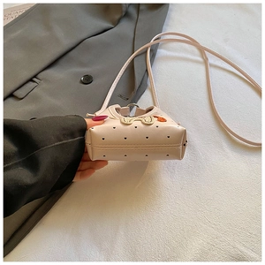 Détails du mini sac bandoulière rose à pois coeurs avec poignée en métal argenté