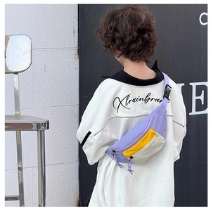 Détail du sac banane en toile color-block pour enfants avec sangle réglable et double zip