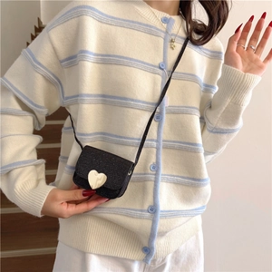 Sac bandoulière cœur noir pour filles avec boucle dorée et texture gaufrée élégante