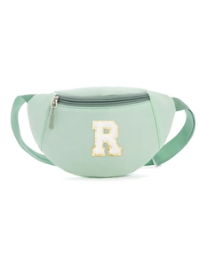 Détail du sac banane enfant vert menthe avec grand écusson lettre R en chenille