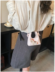 Dettaglio della borsa rosa a pois per bambini con patch a cavallo e manico corto